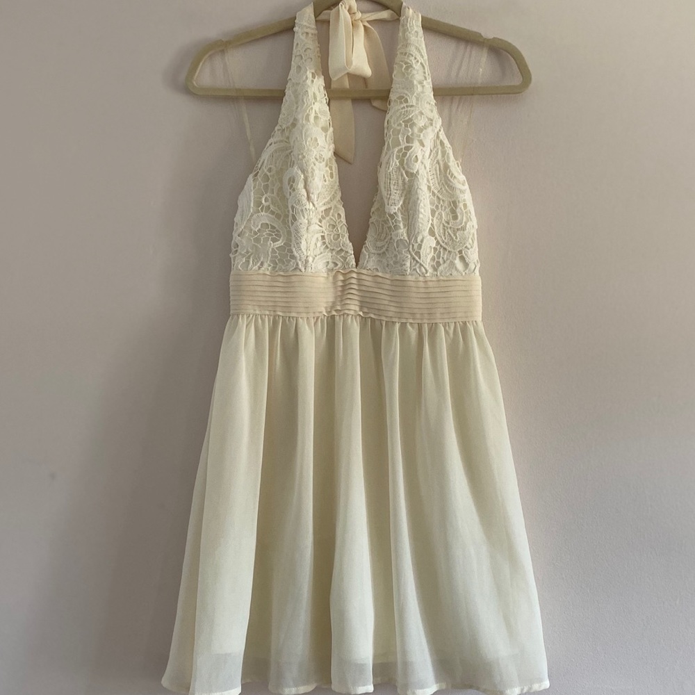 White, wedding style dress. Marylin Monroe style^^
